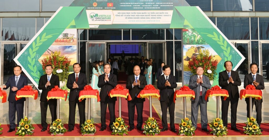 The Prime Minister leads the ribbon cutting ceremony at Tam Nong Conference 